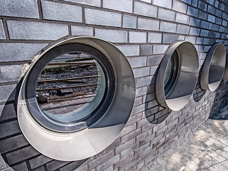 Städtische KiTa Viktoria, Lünen: Rundfenster in Kunststoff mit Kreisrunder Aluminium-Einfassung