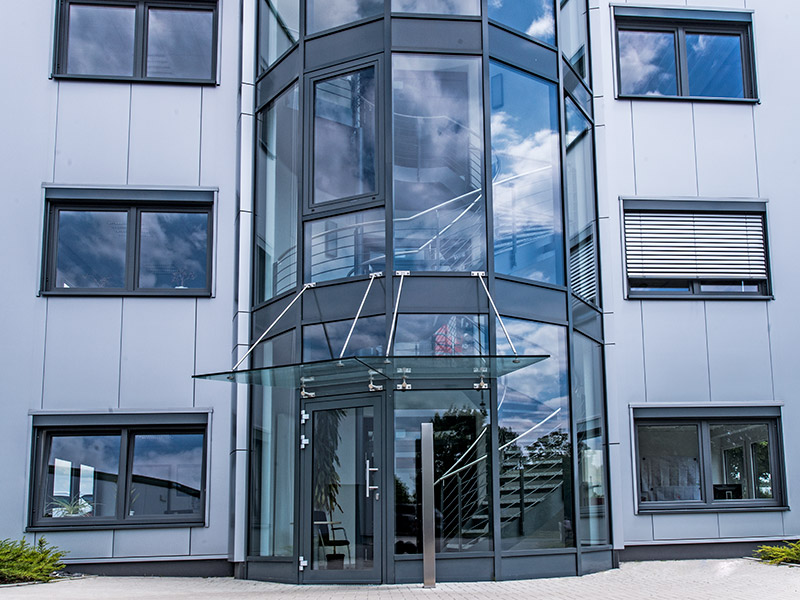 Sanierungstechnik Dommel, Hamm: Detailaufnahme der Eingangsfassade