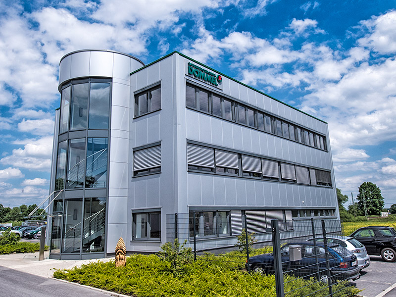 Sanierungstechnik Dommel, Hamm: Kunststofffenster und -bänder, Beschattungs-Raffstore ARO 80, Stahl-Alu-Polygonfassade, Ganzglas-Vordach