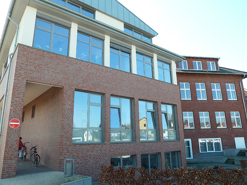 Rathaus, Alpen: Front mit Aluminiumfenstern