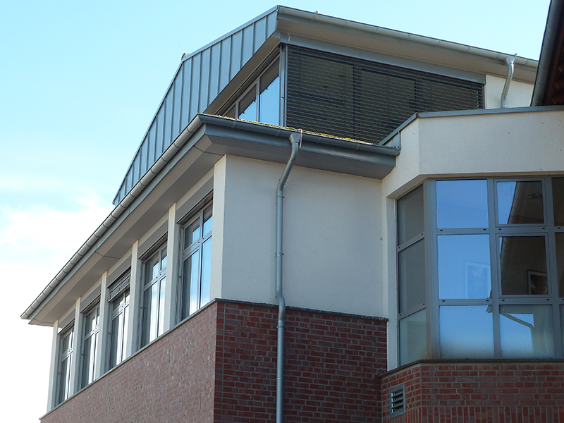 Rathaus, Alpen: Aluminiumfenster mit Raffstore-Beschattung