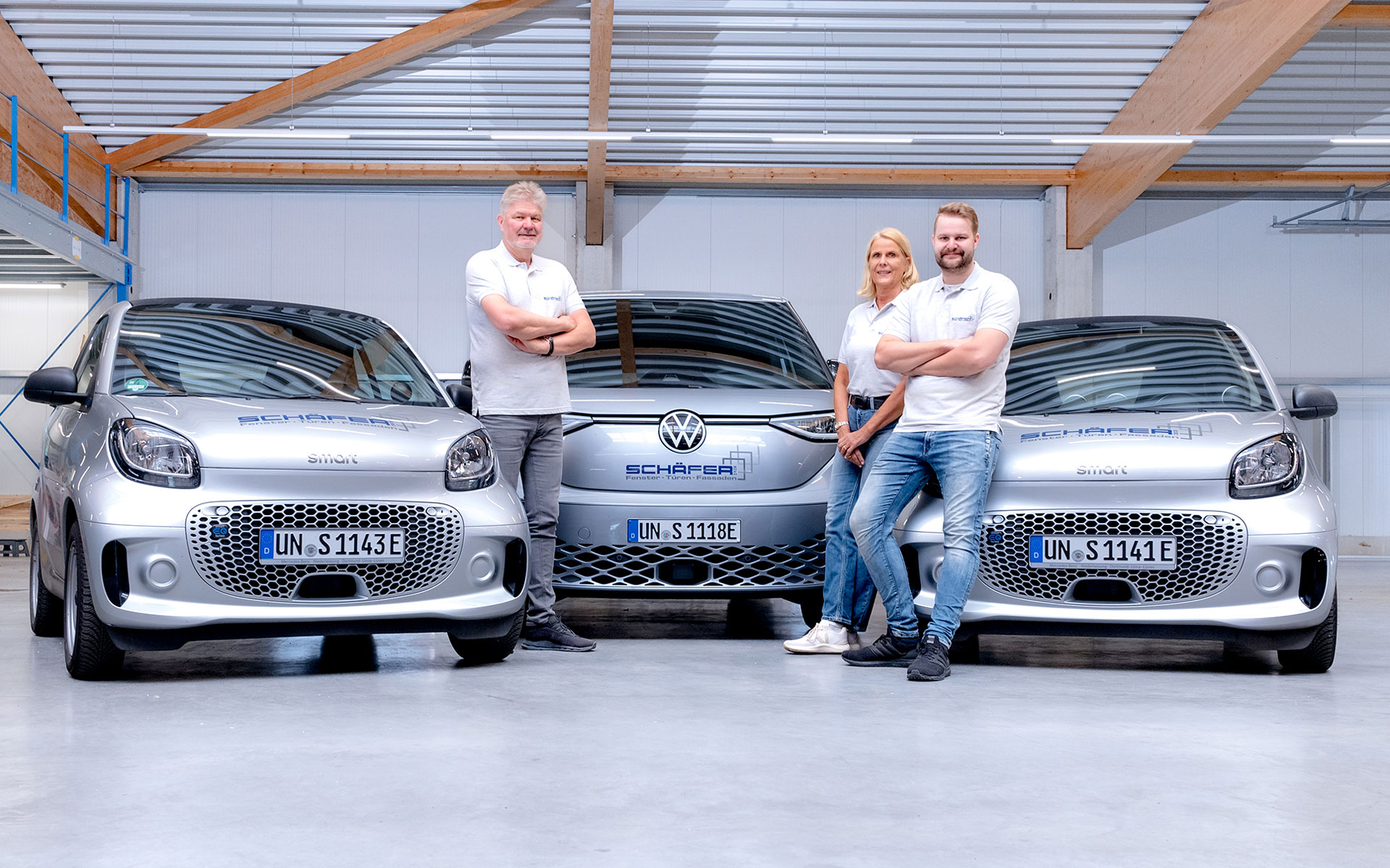 Familie Schäfer mit einigen neuen Elektrofahrzeugen